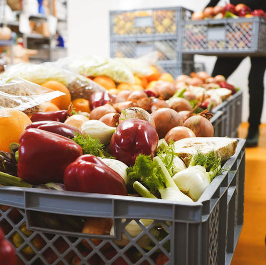 Frische Rohstoffe für die Fermentation, Früchte, Nüsse und Gemüse liefern Vitamine und Mineralstoffe